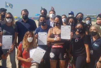 Prefeitura entrega mais 15 alvarás para a prática de esportes na orla