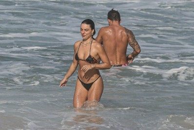 Isis Valverde se diverte na praia com o filho e amigas