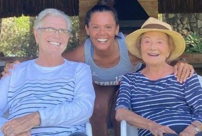 Nora de Tarcísio Meira e Gloria Menezes toma segunda dose da vacina contra a covid-19