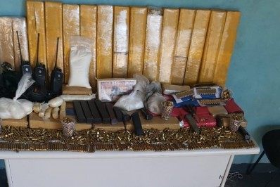 Casal é preso em Volta Redonda com arsenal escondido dentro de casa