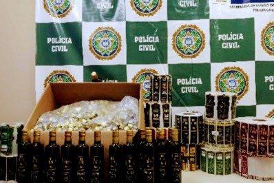 Fábrica clandestina que adulterava azeites importados é fechada pela polícia em Itaipuaçu
