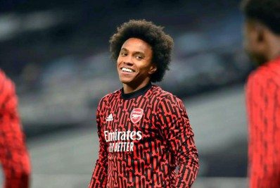 Willian quer defender o Corinthians, mas parte financeira emperra negócio
