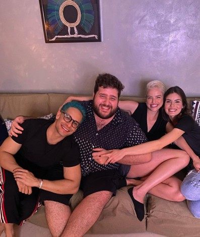 Rainer Cadete, Felipe Hintze, Agatha Moreira e Camila Queiroz assistem juntos à reprise do primeiro capítulo de 'Verdades Secretas' - Reprodução Internet