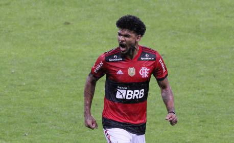 Flamengo nega propostas por Isla e planeja ter lateral até o fim do  contrato, Flamengo