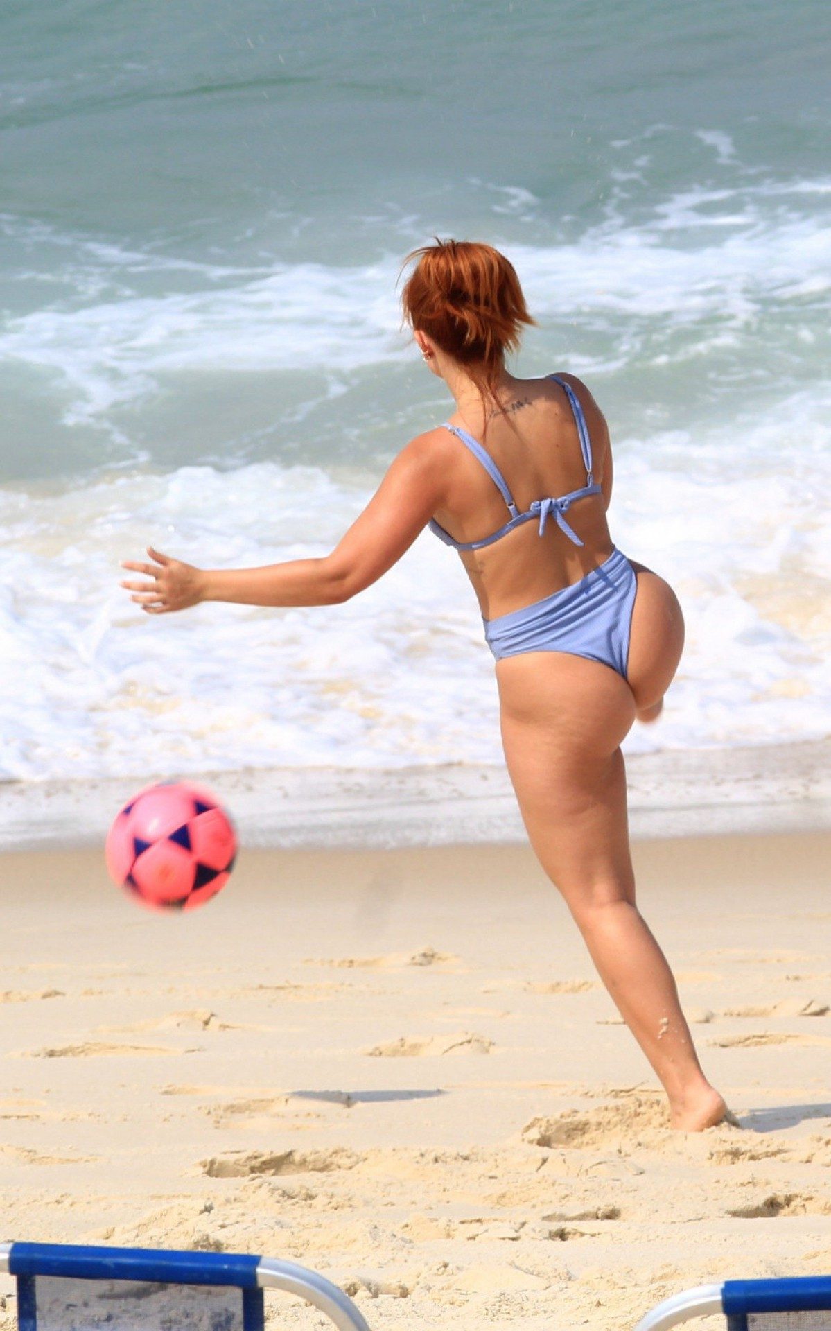 Larissa Manoela se diverte jogando bola com amigos na Praia da Barra da Tijuca, na Zona Oeste do Rio