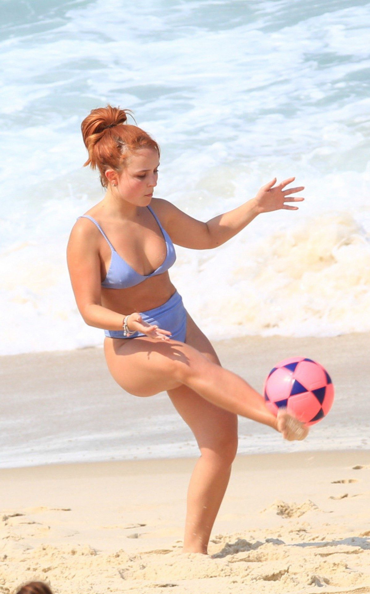 Larissa Manoela se diverte jogando bola com amigos na Praia da Barra da Tijuca, na Zona Oeste do Rio