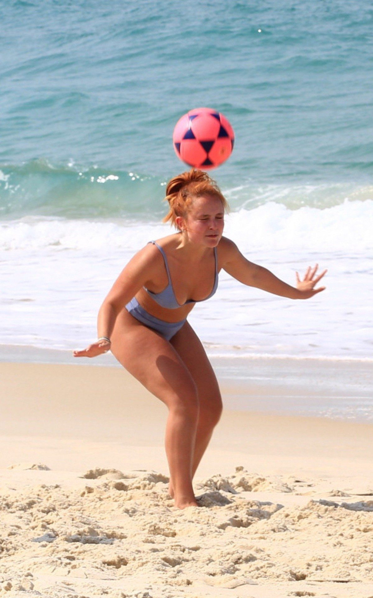 Larissa Manoela se diverte jogando bola com amigos na Praia da Barra da Tijuca, na Zona Oeste do Rio