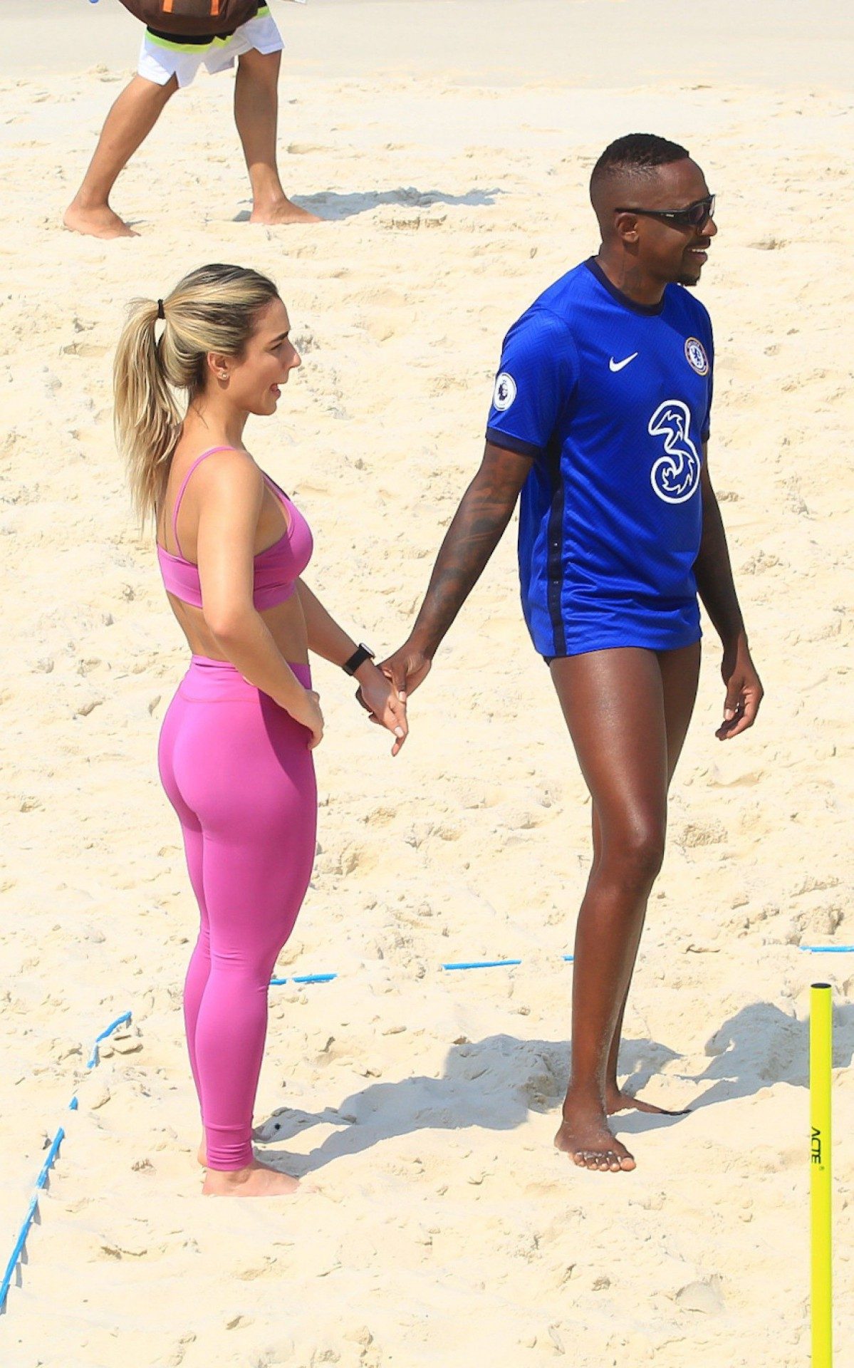 Mumuzinho e Thain&Atilde;&iexcl; Fernandes treinam na praia e depois d&Atilde;&pound;o mergulho no mar da Barra da Tijuca, na Zona Oeste do Rio