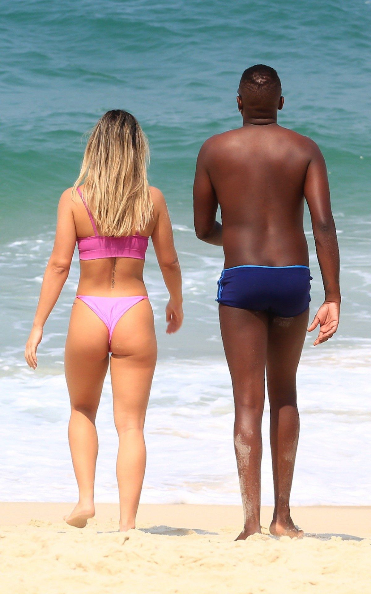 Mumuzinho e Thain&aacute; Fernandes treinam na praia e depois d&atilde;o mergulho no mar da Barra da Tijuca, na Zona Oeste do Rio