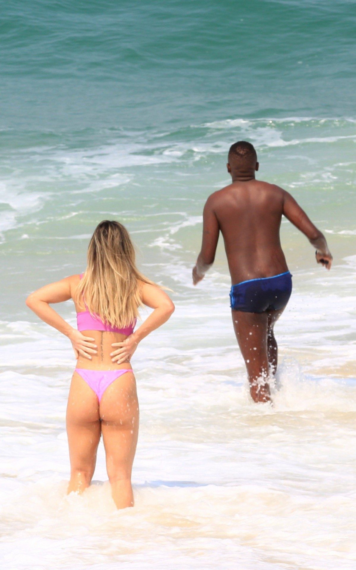 Mumuzinho e Thain&aacute; Fernandes treinam na praia e depois d&atilde;o mergulho no mar da Barra da Tijuca, na Zona Oeste do Rio