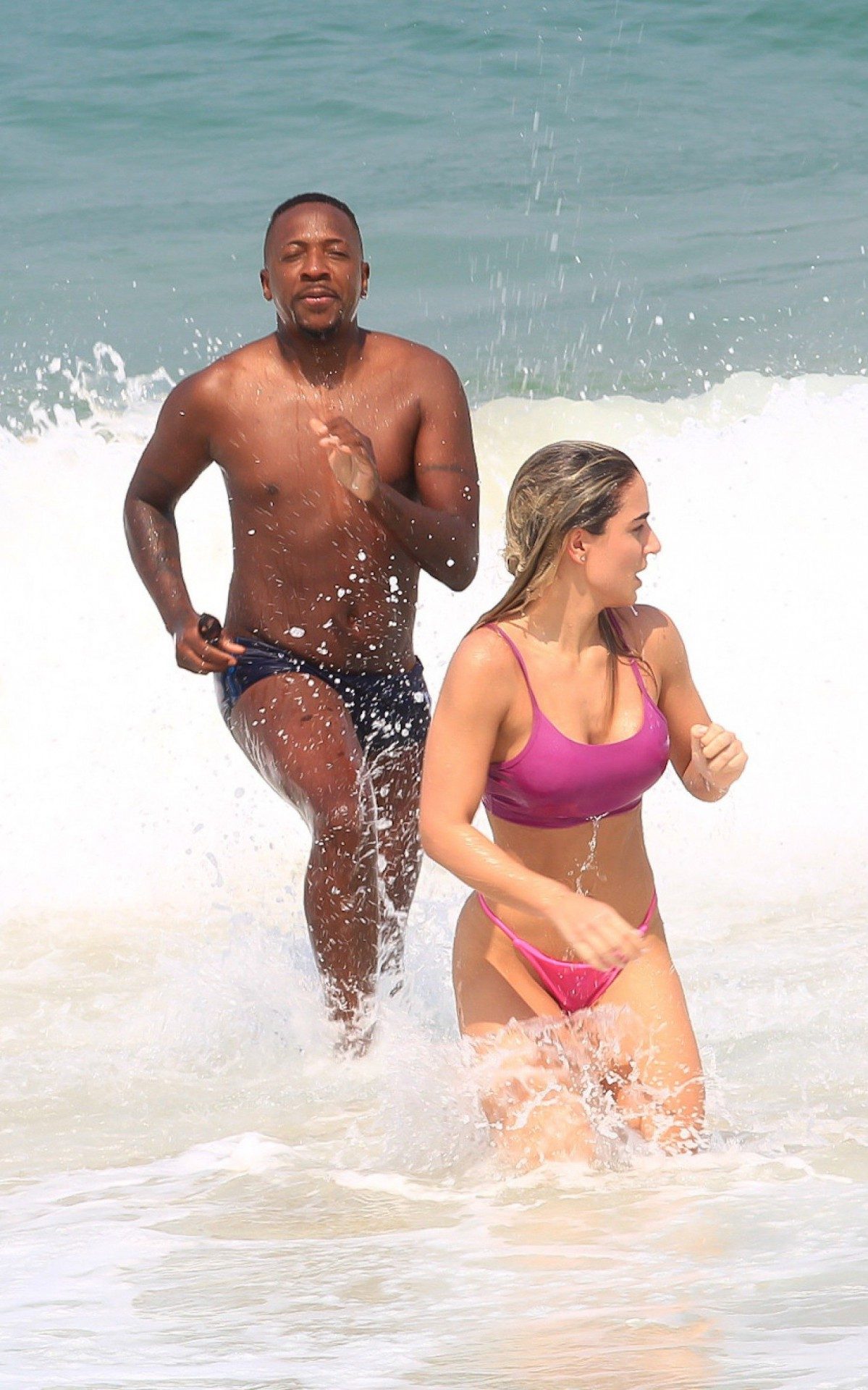 Mumuzinho e Thain&aacute; Fernandes treinam na praia e depois d&atilde;o mergulho no mar da Barra da Tijuca, na Zona Oeste do Rio