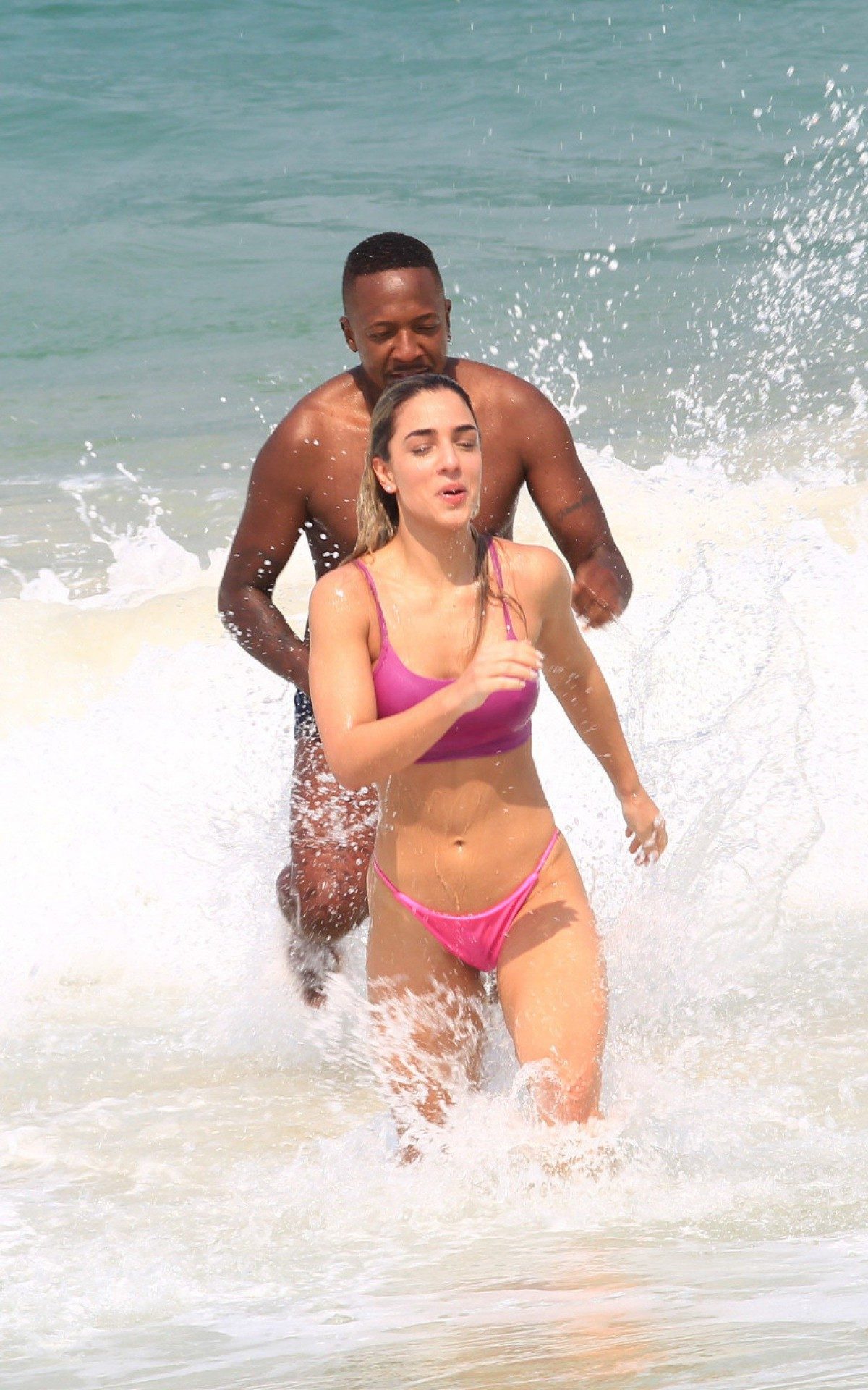 Mumuzinho e Thain&aacute; Fernandes treinam na praia e depois d&atilde;o mergulho no mar da Barra da Tijuca, na Zona Oeste do Rio