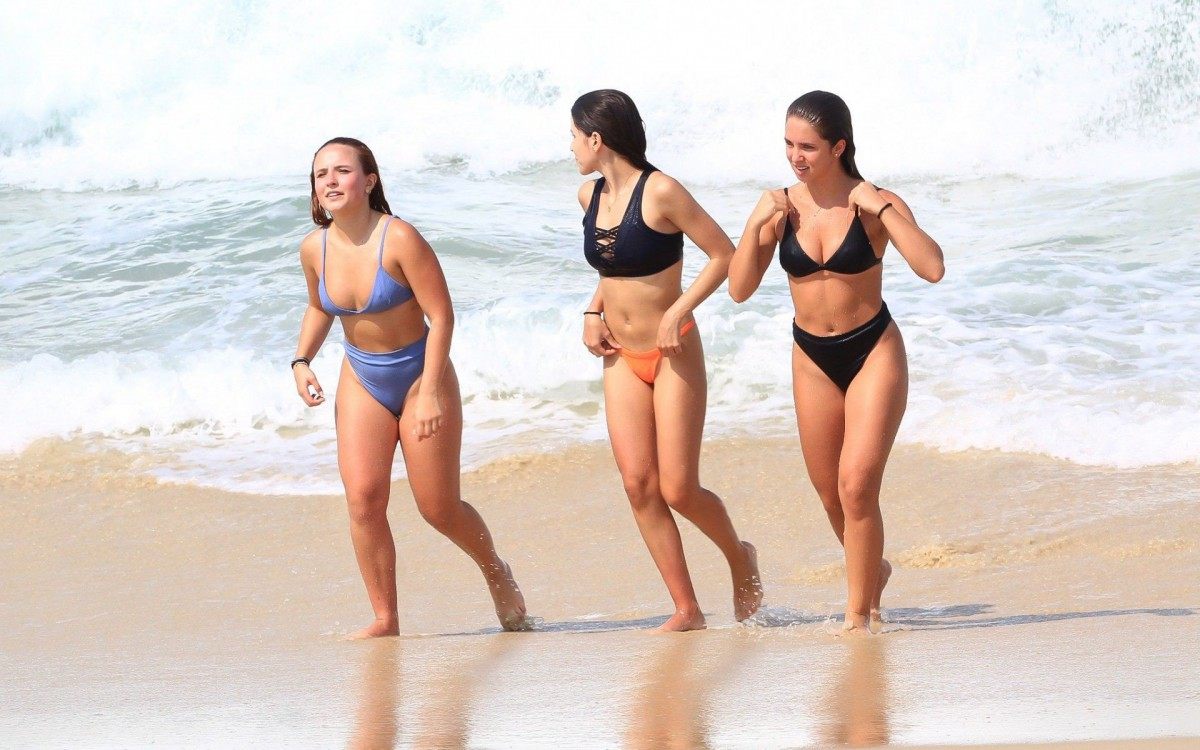 Larissa Manoela curte dia de sol na Praia da Barra da Tijuca, na Zona Oeste do Rio