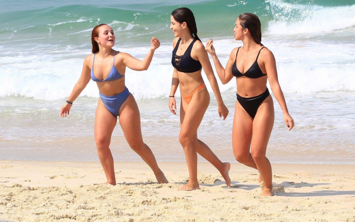 Larissa Manoela curte dia de sol na Praia da Barra da Tijuca, na Zona Oeste do Rio
