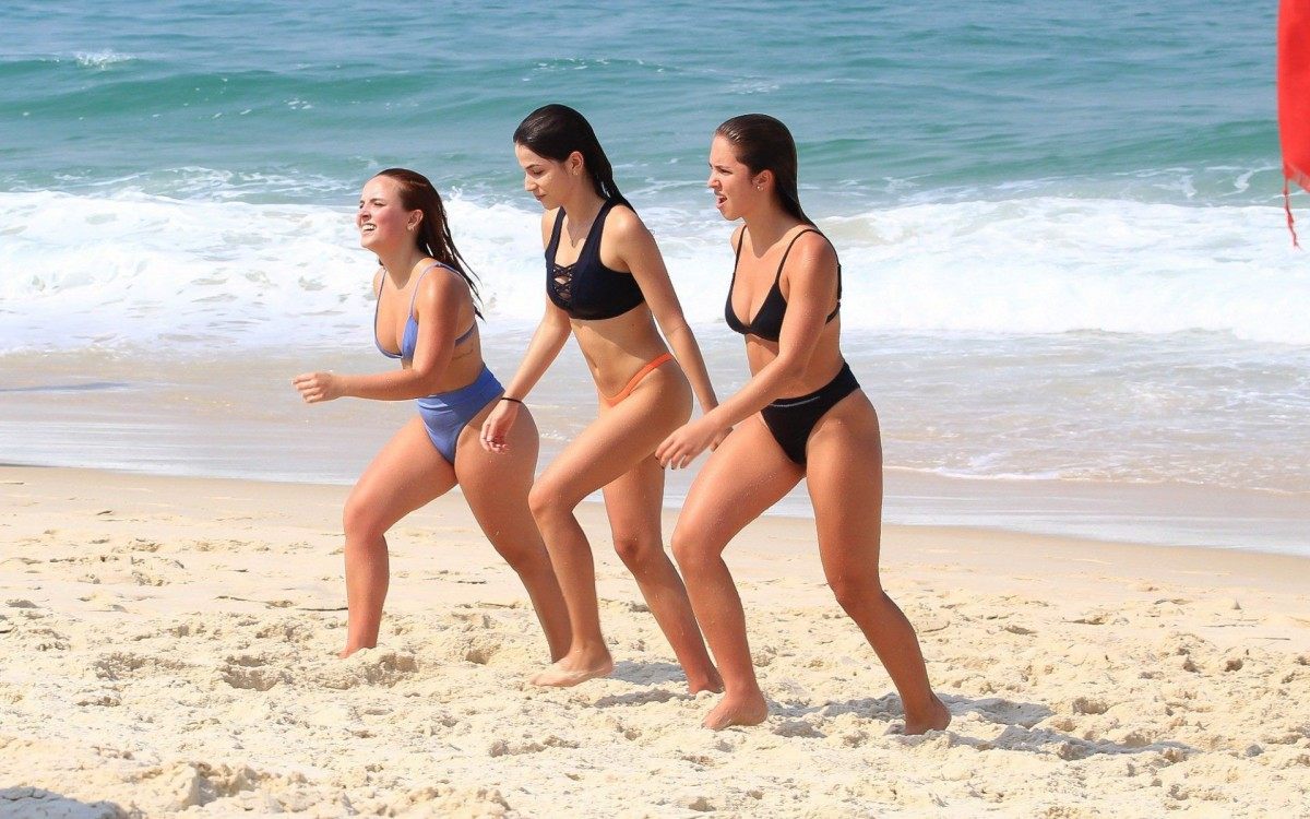 Larissa Manoela curte dia de sol na Praia da Barra da Tijuca, na Zona Oeste do Rio