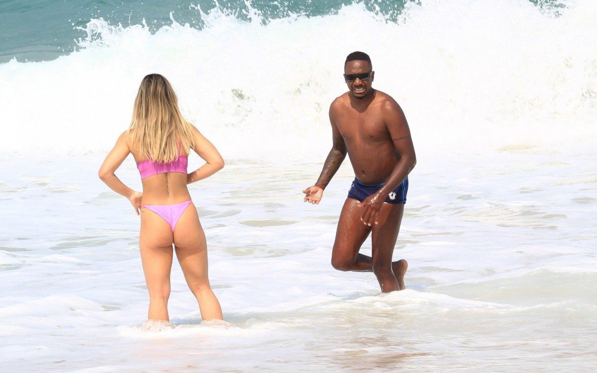 Mumuzinho e Thain&aacute; Fernandes treinam na praia e depois d&atilde;o mergulho no mar da Barra da Tijuca, na Zona Oeste do Rio