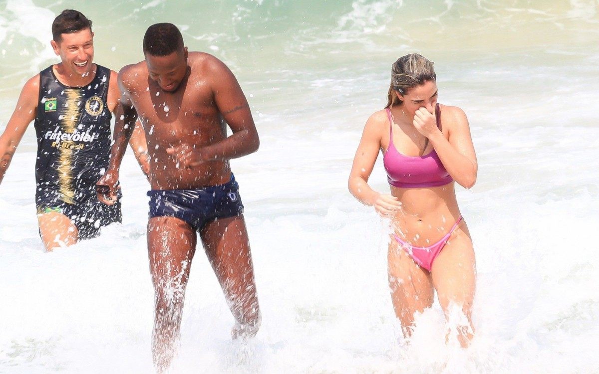 Mumuzinho e Thainá Fernandes treinam na praia e depois dão mergulho no mar da Barra da Tijuca, na Zona Oeste do Rio - Ag. News