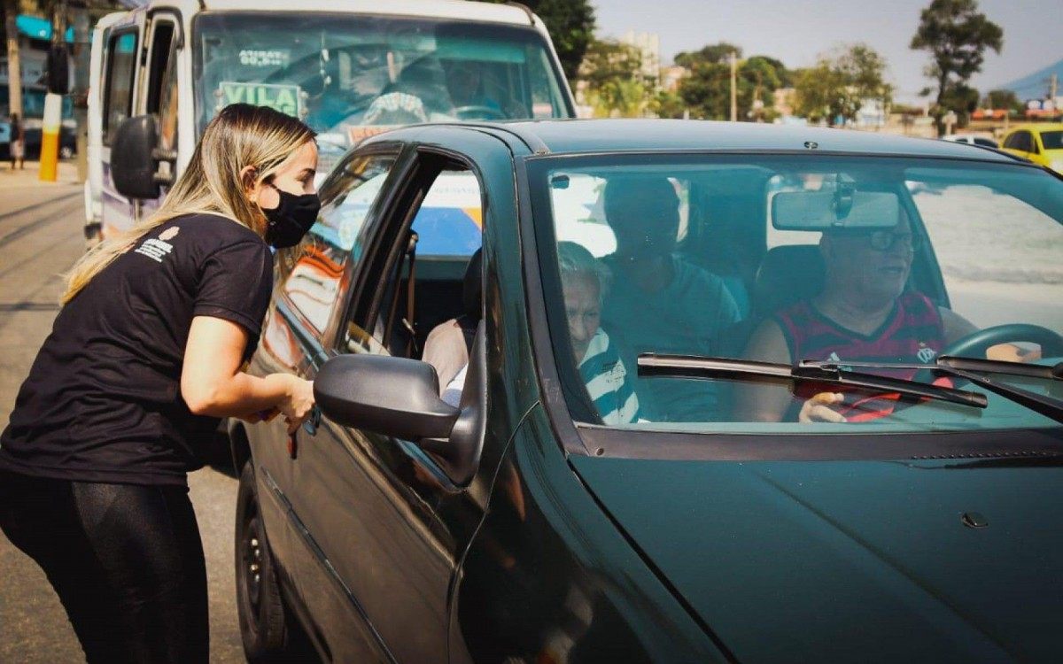 Secret&aacute;ria Brenda Carneiro panfletou no sinal mostrando a import&acirc;ncia da campanha