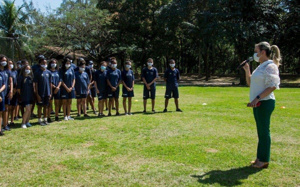 Deputada Daniela do Waguinho conversa com as crian&ccedil;as e jovens beneficiados no programa esportivo e social 