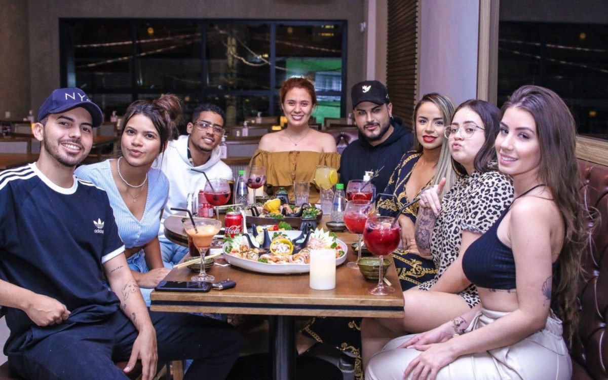 Maria Lina e Hagda Kerolayne participam de jantar com amigos