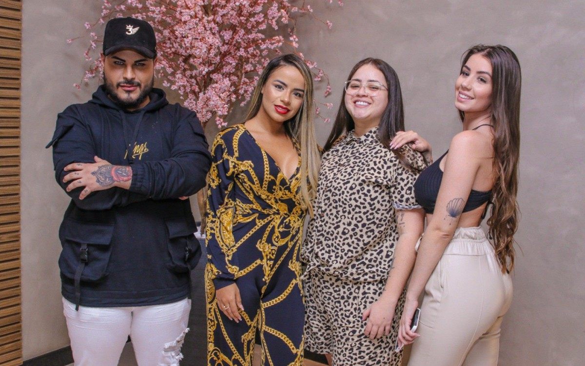 Maria Lina e Hagda Kerolayne participam de jantar com amigos