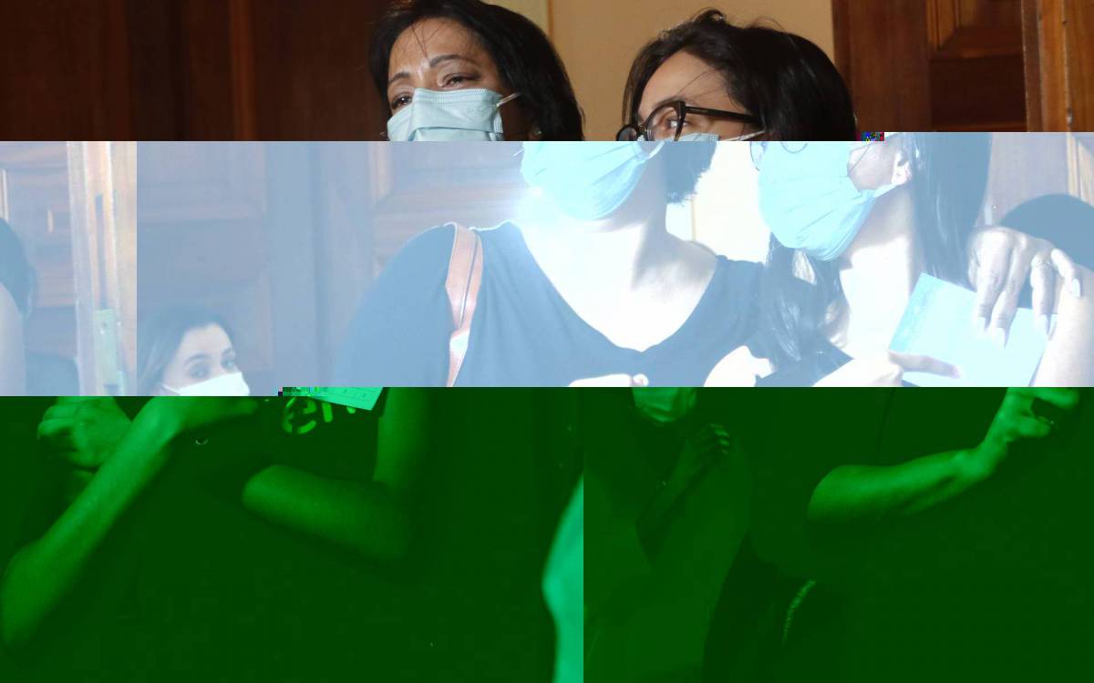 Na foto,  Amanda Palermo, de 17 anos, e a m&atilde;e, Andrea Palermo, no ponto de vacina&ccedil;ao no Palacio do Catete, no Catete, zona sul do Rio.