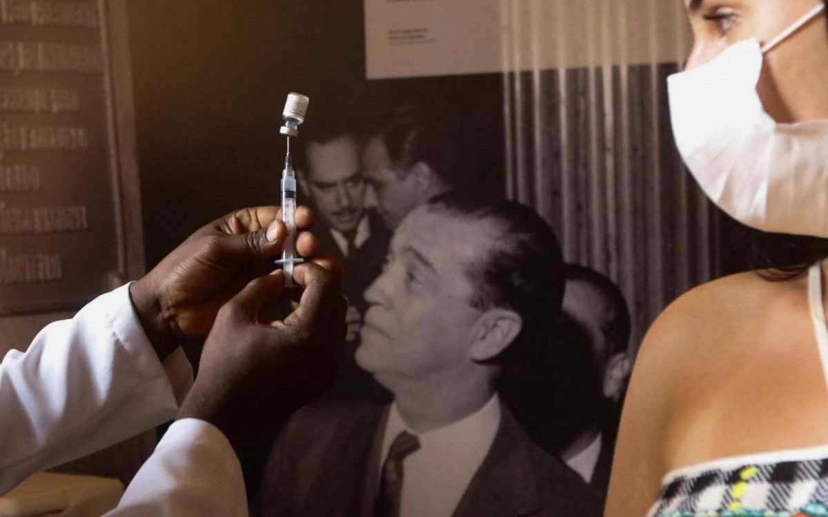 Vacina&ccedil;&atilde;o adolescentes de 17anos, no Pal&aacute;cio do Catete, no Catete, Zona Sul do Rio - Reginaldo Pimenta / Ag&ecirc;ncia O DIA