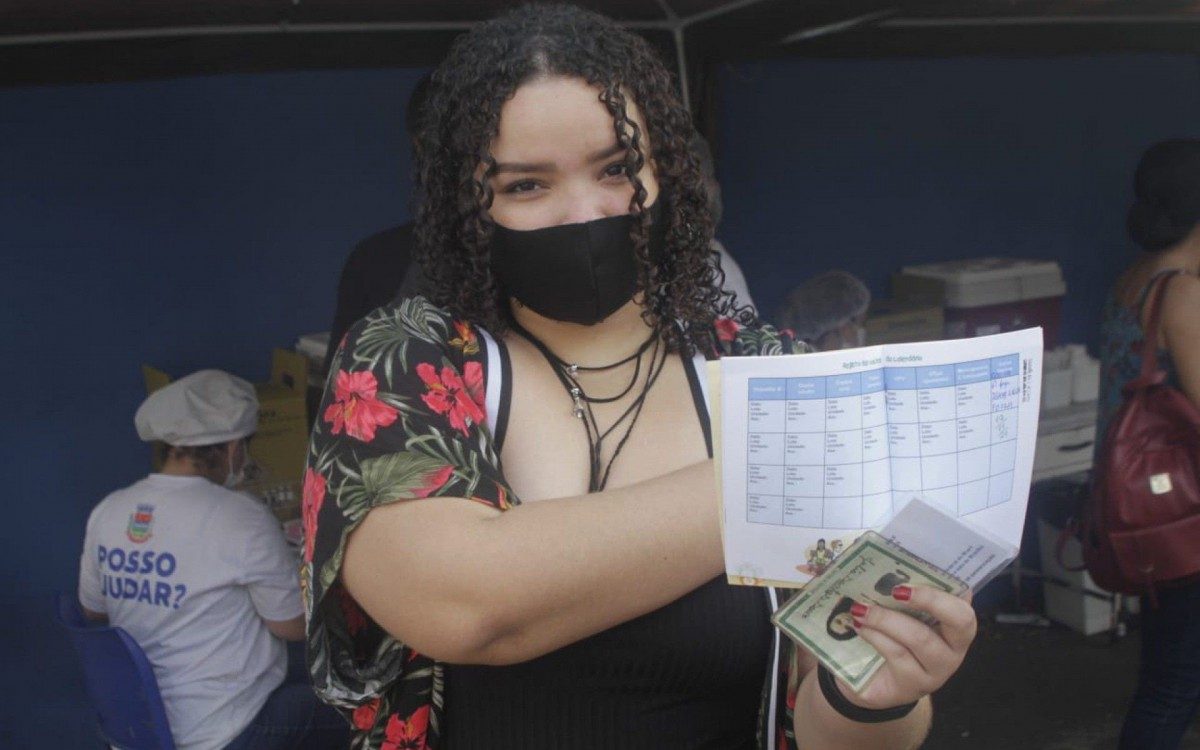 Júlia Santos Souza, de 17 anos, compareceu ao Polo Sanitário Washington Luiz Lopes, em São Gonçalo, para se vacinar contra a covid-19 - Marcos Porto / Agência O DIA