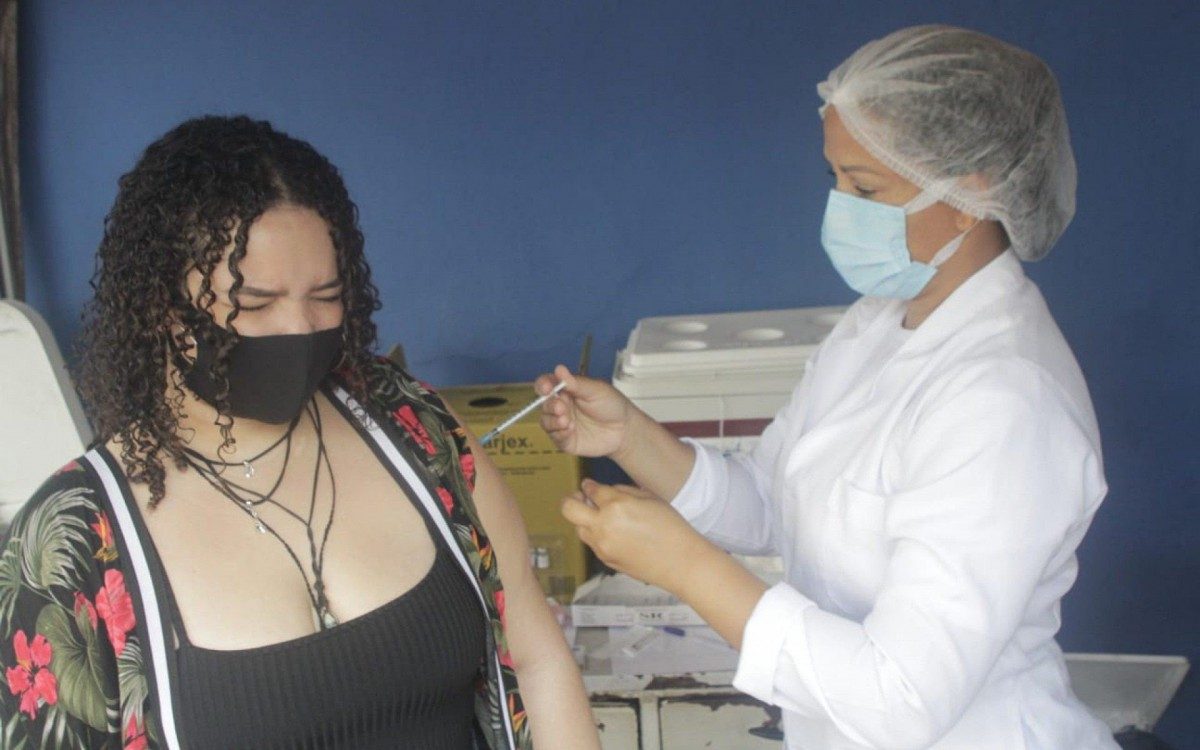 Júlia Santos Souza, de 17 anos, compareceu ao Polo Sanitário Washington Luiz Lopes, em São Gonçalo, para se vacinar contra a covid-19 - Marcos Porto / Agência O DIA