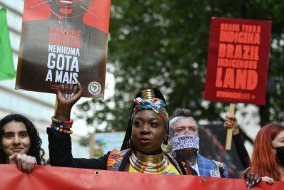 Centenas de pessoas protestam em Londres em solidariedade aos indígenas brasileiros