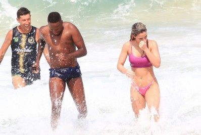 Reconciliação? Mumuzinho e Thainá Fernandes se refrescam no mar após treino na praia
