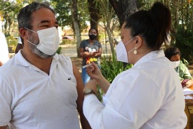 Quatis realiza drive-thru para aplicação de segundas doses