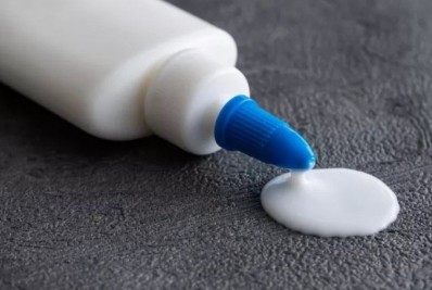 Homem morre após aplicar supercola no pênis para substituir camisinha