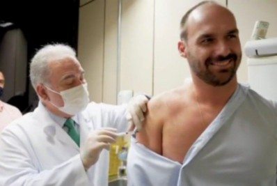 Queiroga aplica vacina contra a covid-19 em Eduardo Bolsonaro