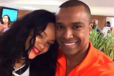 Alexandre Pires posta foto de encontro com Rihanna: 'Carinho'