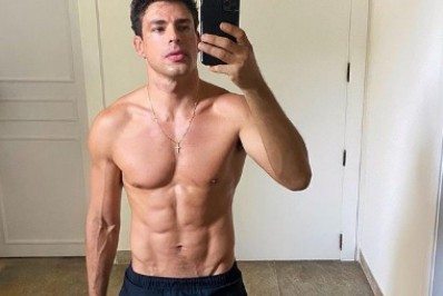 Cauã Reymond posta foto sem camisa e recebe elogios dos fãs