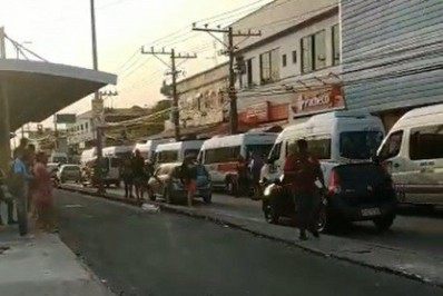 Manifestação de vans bloqueia parte da pista da Avenida Cesário de Melo, na Zona Oeste