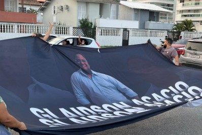 Apoiadores realizam carreata pedindo a liberdade do dono da GAS Consultoria, em Cabo Frio 