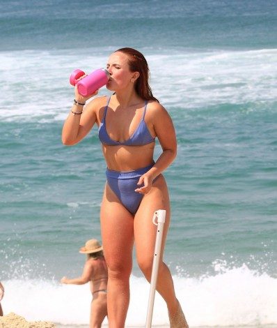 Larissa Manoela curte dia de sol na Praia da Barra da Tijuca, na Zona Oeste do Rio - Ag. News