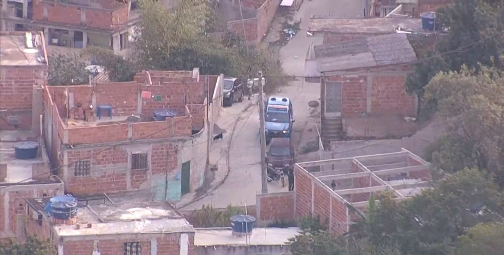 Policiais militares estão no interior da favela do Batan, em Realengo
