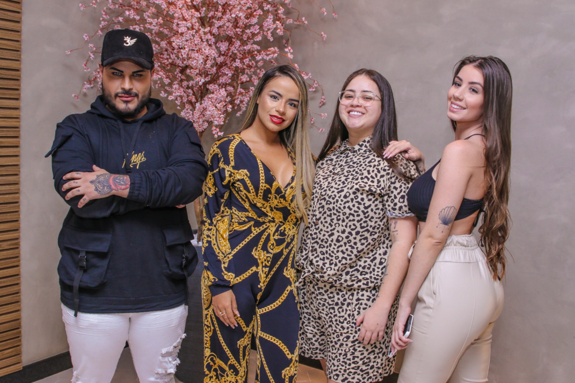 Maria Lina e Hagda Kerolayne participam de jantar com amigos - Thiago Duran / Ag. News