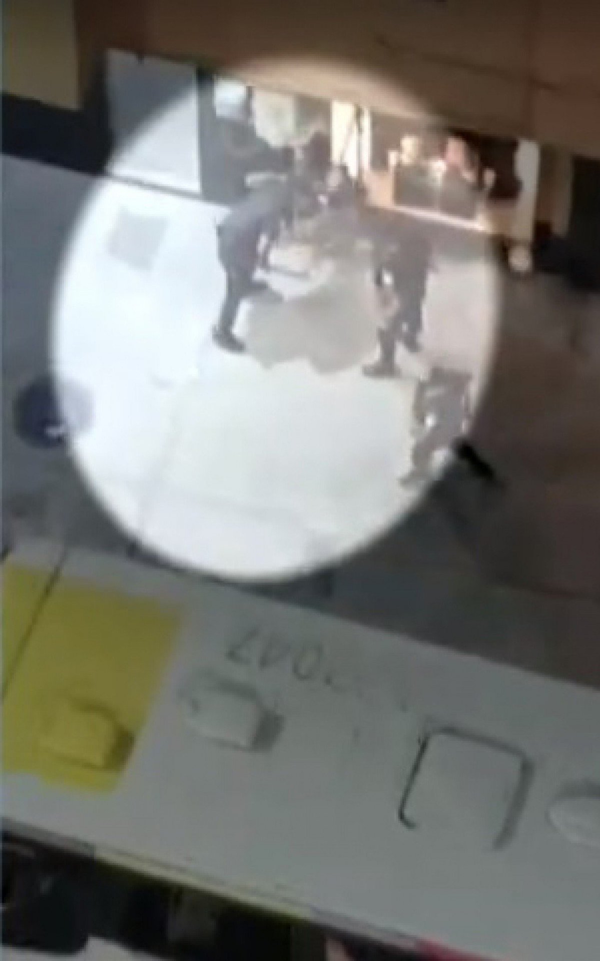 Pol&iacute;cia Militar &eacute; acusada de agredir com cassetete um homem j&aacute; ca&iacute;do