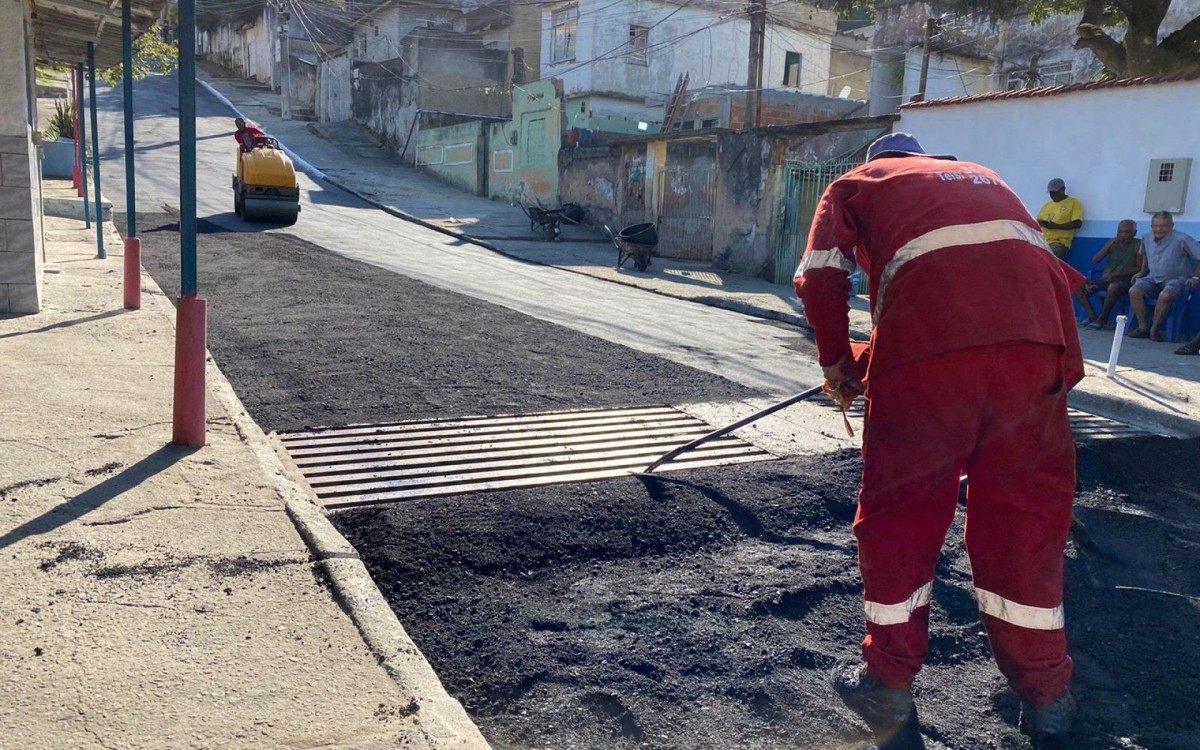 Agentes trabalhando na rua Rio Claro, no Jardim Alegria