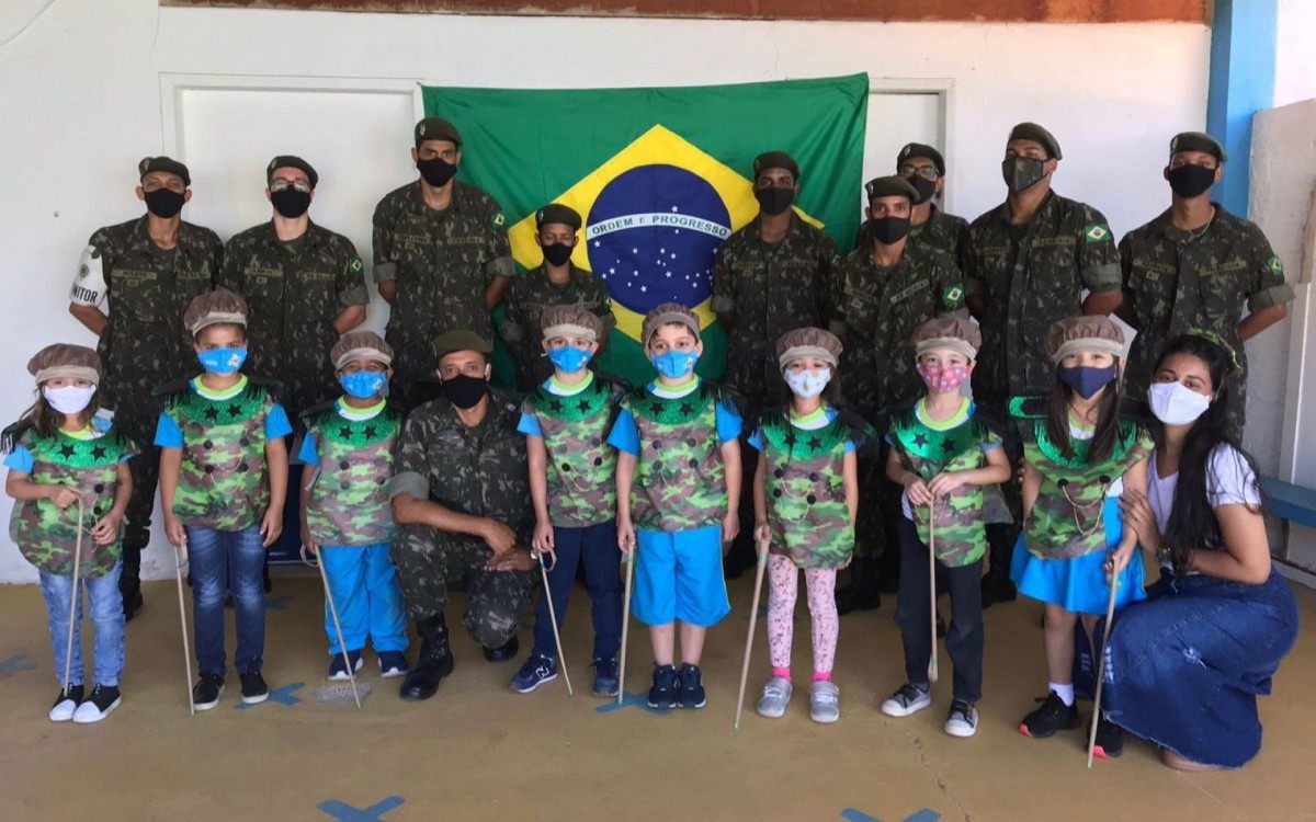  Data marca o dia do nascimento de Luiz Alves de Lima e Silva, o Duque de Caxias, Patrono do Ex&eacute;rcito Brasileiro. 