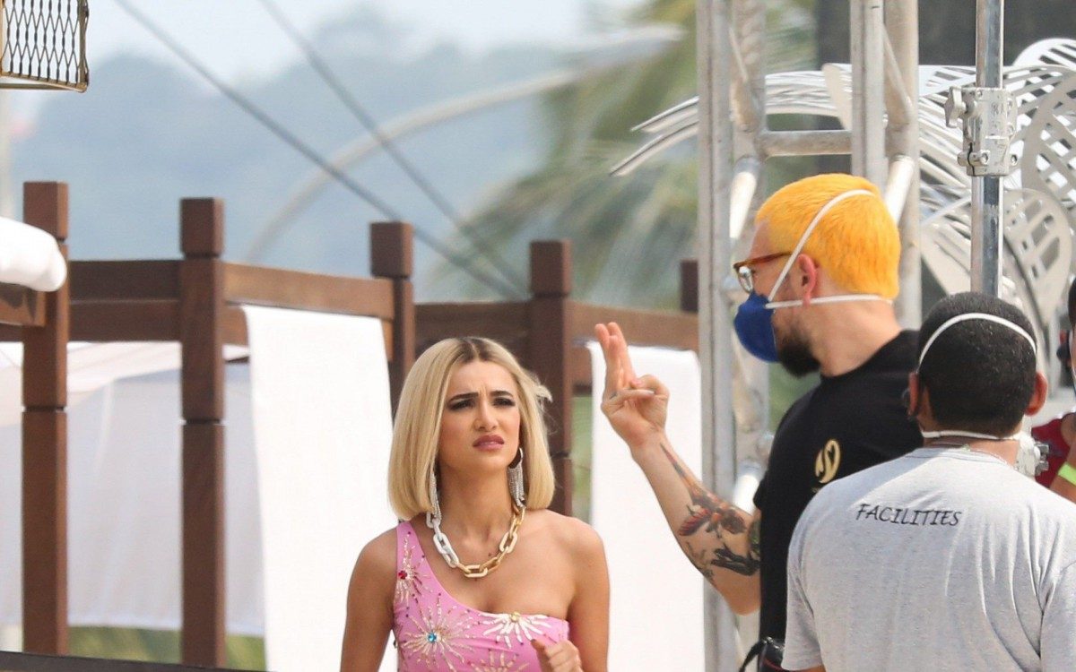 Manu Gavassi participa de grava&ccedil;&atilde;o em hotel de S&atilde;o Conrado, na Zona Sul do Rio