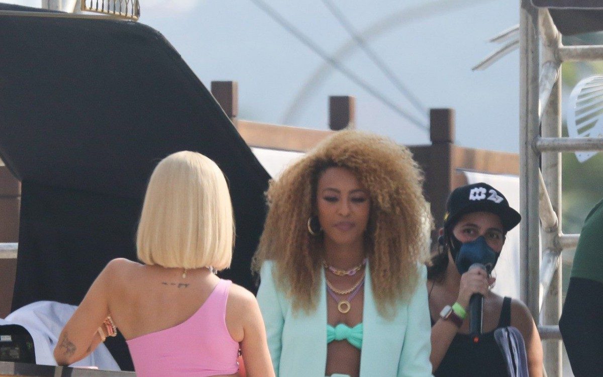 Manu Gavassi e Sheron Menezzes participam de grava&ccedil;&atilde;o em hotel de S&atilde;o Conrado, na Zona Sul do Rio