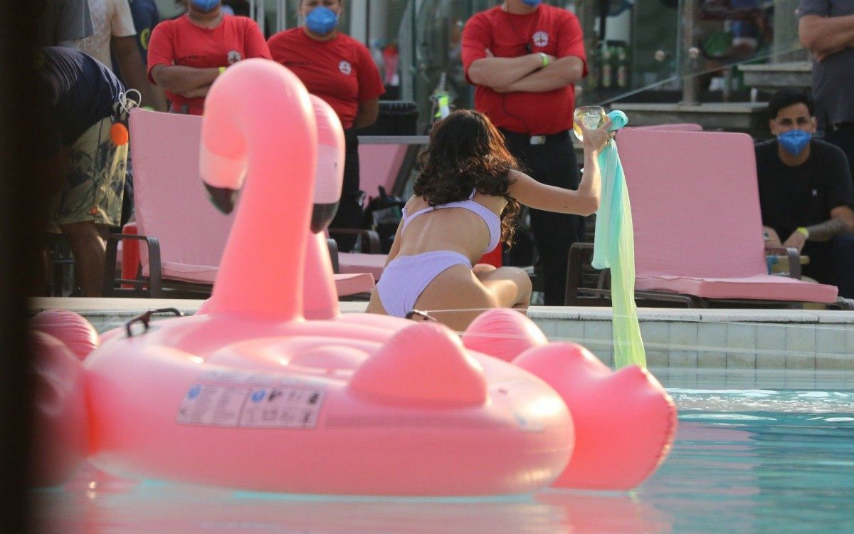 Bruna Marquezine participa de grava&ccedil;&atilde;o em hotel de S&atilde;o Conrado, na Zona Sul do Rio