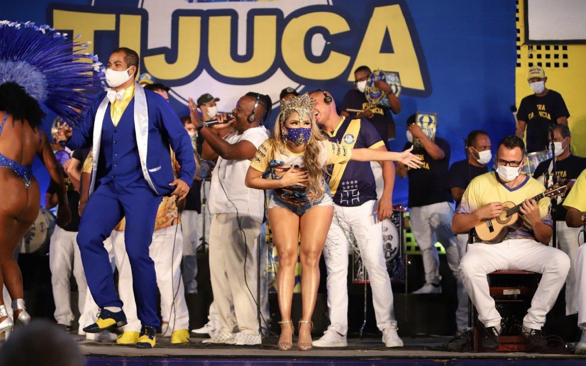 Lexa participa da noite de escolha do samba-enredo da Unidos da Tijuca, na quadra da agremiação, na Zona Norte do Rio, nesta quinta-feira