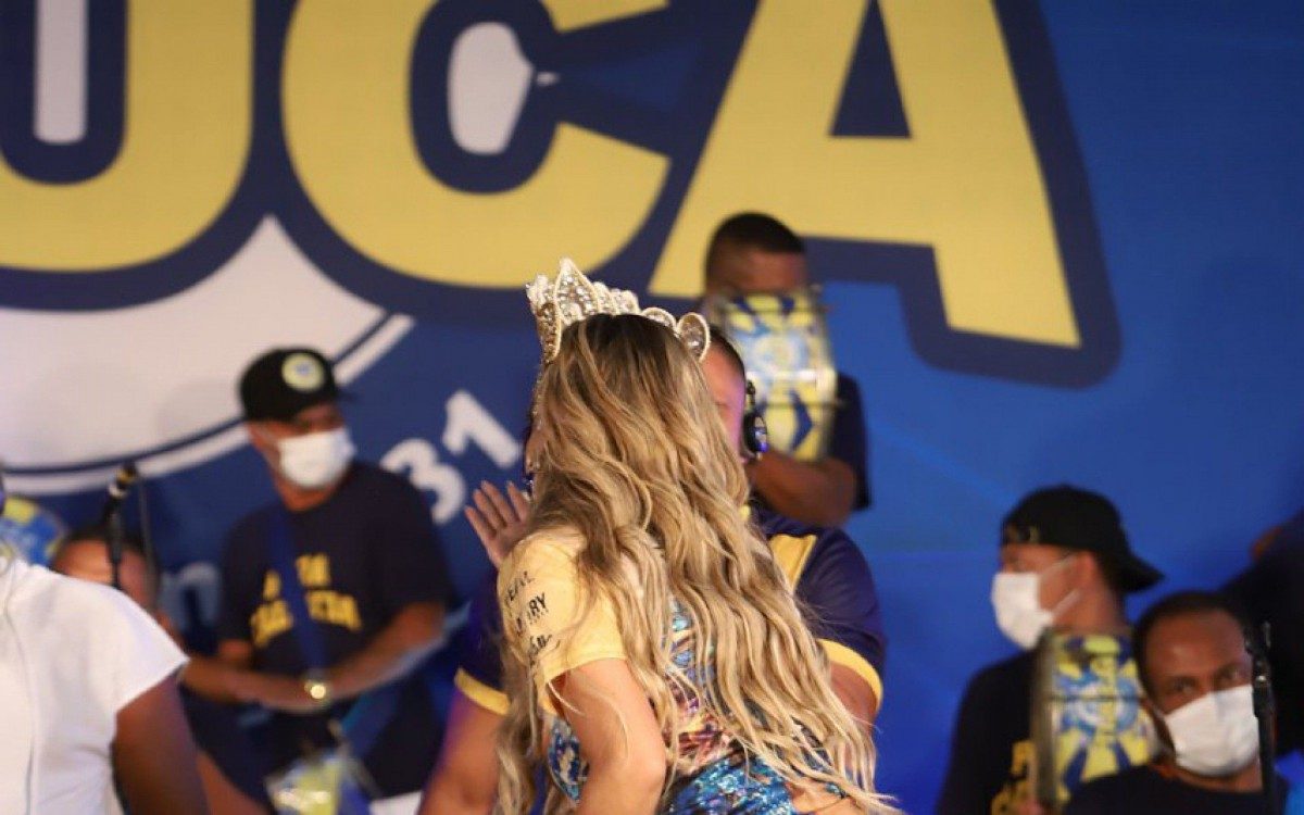 Lexa participa da noite de escolha do samba-enredo da Unidos da Tijuca, na quadra da agremiação, na Zona Norte do Rio, nesta quinta-feira