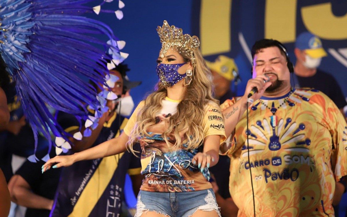 Lexa participa da noite de escolha do samba-enredo da Unidos da Tijuca, na quadra da agremiação, na Zona Norte do Rio, nesta quinta-feira